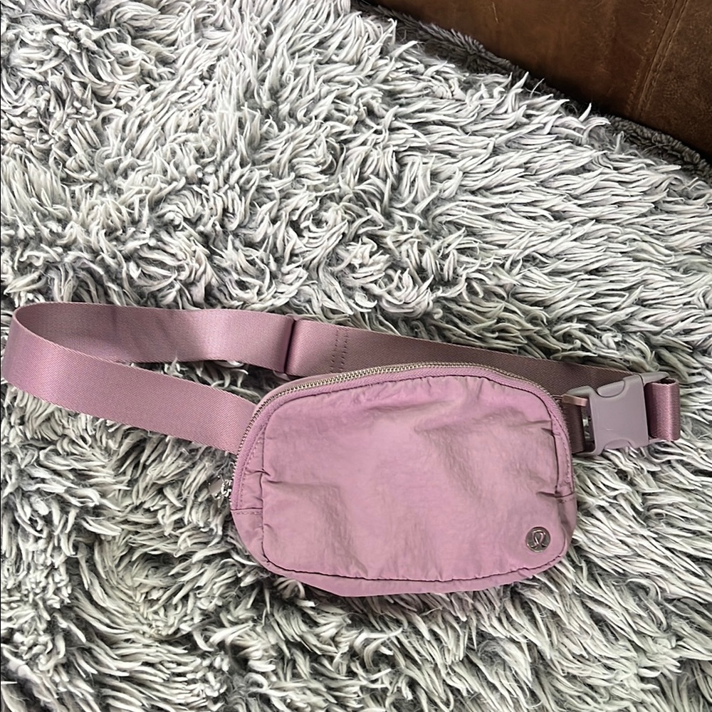 Lululemon everywhere belt bag
